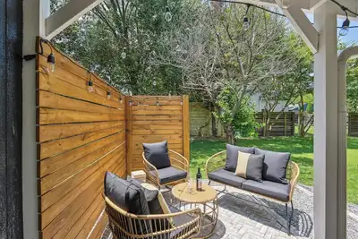 Image de 1 Mi to Downtown Franklin: Bright Studio w/ Patio!