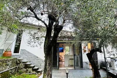 Image de Private garden cottage just steps from the sea