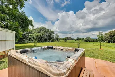 Image de Cozy Tennessee Abode w/ Private Hot Tub & Fire Pit