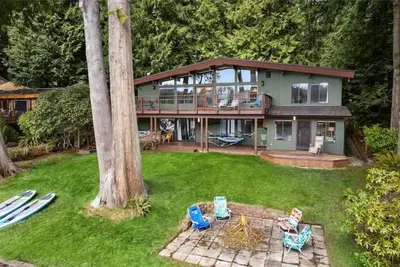 Image de Canoe House on Crabapple Lake