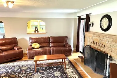 Image de 1950's Brick House. Tons of character. Minutes from downtown Meridian.