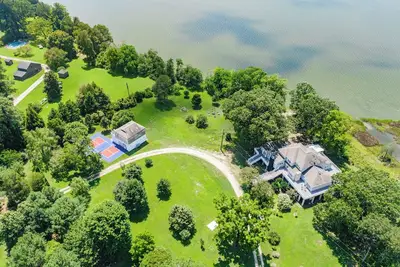 Image de Water front Oasis with pickle-ball court and hot tub