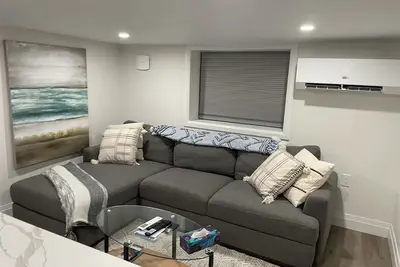 Image de Updated Lower 2 bedroom / close to Hospitals and University!