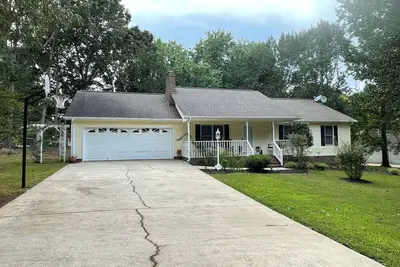 Image de The Lincolnton Bungalow! Just 15 minutes from Lake Norman.