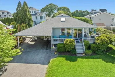 Image de 6 Br Salty Beach Breeze Bonnet Bungalow