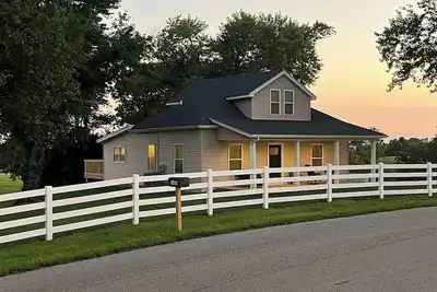 Image de Modern farmhouse, secluded and convenient. 5 minutes from The Ark 2 min off exit