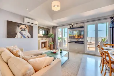 Exquisite 2 Bdrm Penthouse w/ Sea Views and Pools