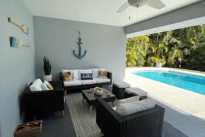 Image de Beach Getaway - Private Remodeled Pool Home only 5 miles from beautiful beaches.