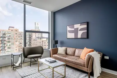 Image de Chic West Loop 2br w/ Theater & Gym, nr Restaurant Row, by Blueground
