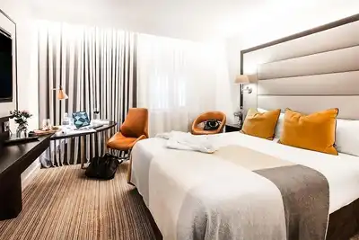 Comfort and Relaxation! Three Modern Units, Minutes' to Irish Whiskey Museum!
