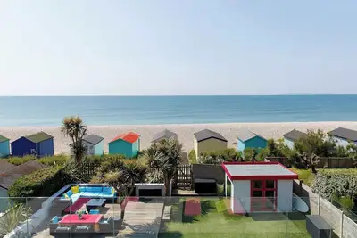 Image de Vibrant Seafront Home With Seasonal Pool