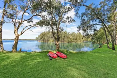 Image de Amazing views from this lakeside house  surrounded by nature and near the ocean