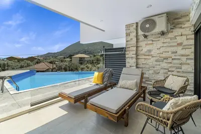 Image de Studio 'Oceanida Terpsis Lyxury Suite' avec vue sur la mer, Wi-Fi et climatisation