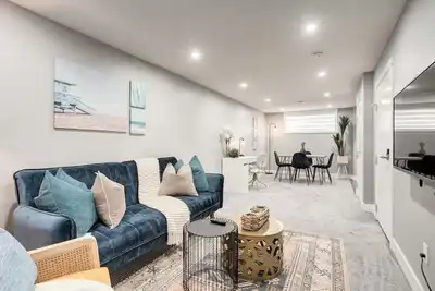 Image de \"Tropicana\" 2 Bed Lower suite W King bed