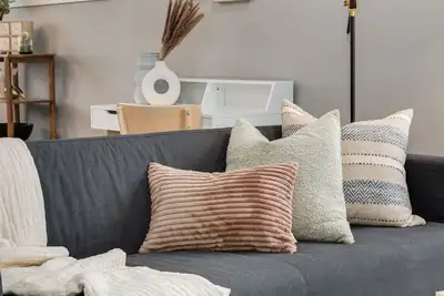 Image de \"Bamboo & Jute\" 3 bd upper suite w King Bed & Yard