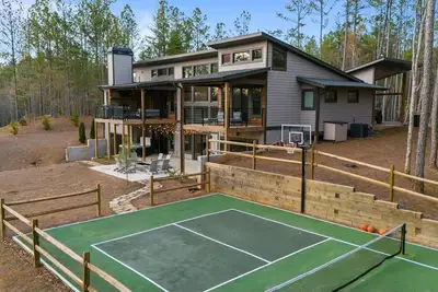 Image de Amazing Grace ~ Indoor Heated Pool ~ Pickleball ~ Basketball ~ Hot Tub ~ Fire Pit