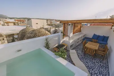 Minoos Residence, Central restored/modern 3floor house w/ seasonal roof pool