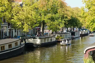 Image de Nicely renovated houseboat located at the Canal belt in the historic centre.