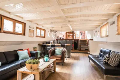 Image de Luxury large houseboat in the famous Jordaan district