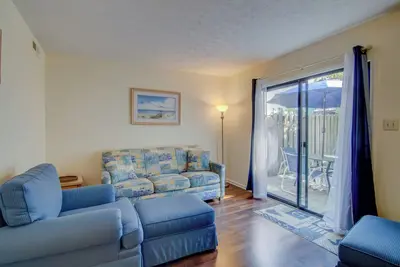 Image de One Block from Ocean, Family-Friendly, Shared Pool, Two Bedroom Condo