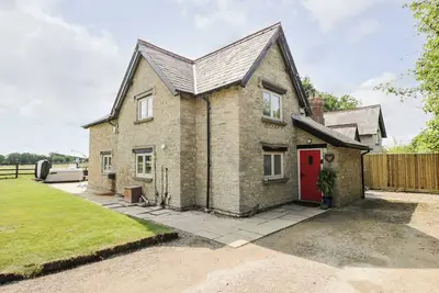 2 Dewars Farm Cottages, pet friendly in Middleton Stoney