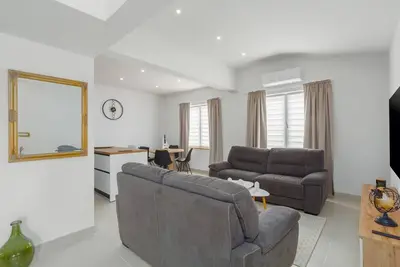 Deluxe Apartment Leonardo with Balcony and Private Parking, near the Beach