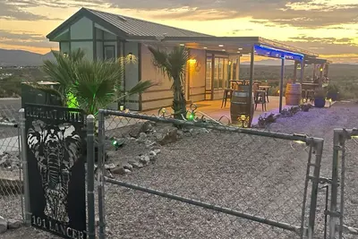 Image de Elephant Lake Sunset Oasis