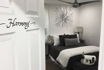 Image de Suite Retreat Luxurious 3 Br, 3 BathRoom Rancher has game room and house keeper.