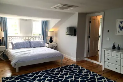 Image de Restored In-Town Home with Large Yard