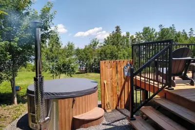 Image de Lakefront cottage with hot tub 2Br