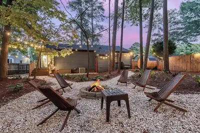 Image de Outdoorsy ~ Fresh Spring Vibes ~ Sauna & Cold Plunge ~ 10min Downtown