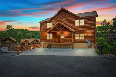 Image de 2 Giant Luxury Cabins Sleeps 40 2 HotTubs 2 Pools