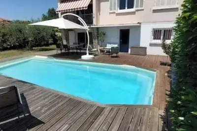 Image de Maison calme avec piscine de 150 m2 à proximité du centre