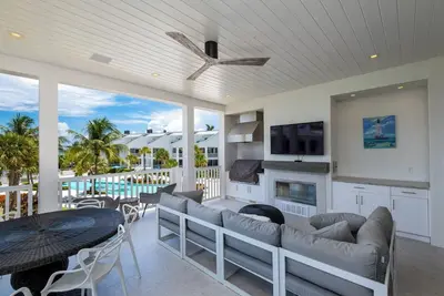 Image de Ocean & Pool Front Maison Residences, on sandy beach, heated pool in Islamorada