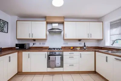 Image de Whitby Townhouse by Your Lettings Peterborough