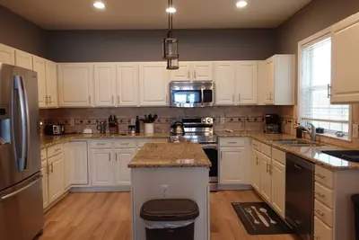 Image de Cozy family size house, with deck and grill. Friendly, quiet neighborhood!