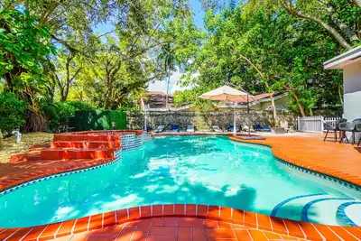 Image de 7br 5ba Dream: Sleeps 15, Pool, Hot Tub, Wi-Fi, TVs, Gated Parking