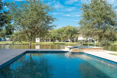 Image de Luxury Home on Caney Creek w/ Pool & Hot Tub!