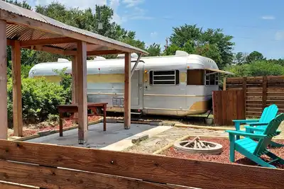 Image de The \"Traveler\" luxury glamper near Lake Athens.