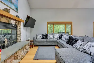Image de Bushkill Home w/ Access to Pools + Tennis Courts!