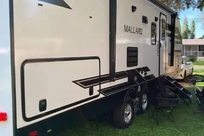 Image de Modern 1 bedroom Camper/Rv with free parking!