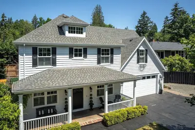 Image de Perfect location on a park w/ pool and pickleball courts, 5 miles to downtown