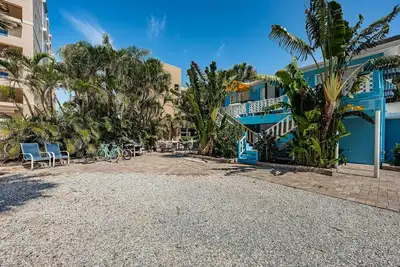 Image de New 2 Bedroom Beachside villa suite Stroll to the beach and local restaurants and pubs.