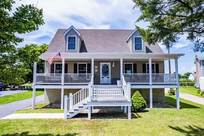 Image de New! Bowers Retreat - Sleeps 10 - Steps to beach! 10 Minutes to De Turf!