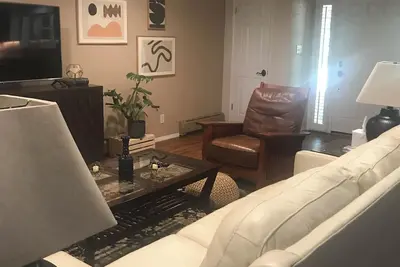 Image de Large, lovely home with open living/kitchen/dining space and 2 King bedrooms.