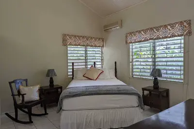 Sleepover 3br Cottage in Kingston