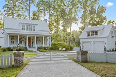 Image de The Cutest Farmhouse with Salt Water Pool