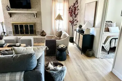 Image de Updated! Upper Canyon! The Burgundy Bungalow Cabin with Fireplace - Pet Friendly