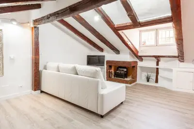 Image de Appartement mansardé ensoleillé et situé au centre de Lavapiés