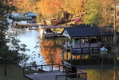 Image de Lake Tuscaloosa Waterfront Home--great for friends, families, and Bama parents!